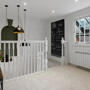  Apartment Luxe Courtyard For 4 Near Centre
